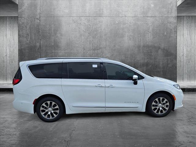 2025 Chrysler Pacifica Pinnacle photo 4