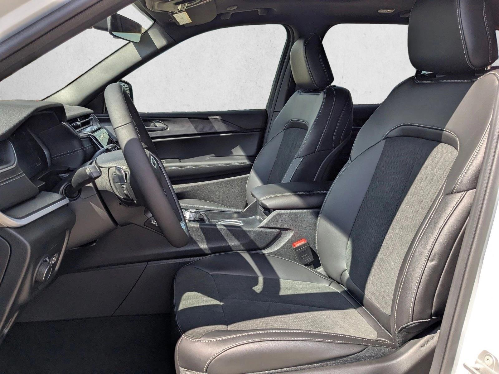 2025 Jeep Grand Cherokee Altitude X photo 3