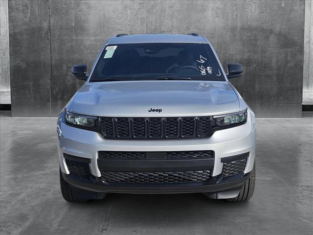 2025 Jeep Grand Cherokee Altitude photo 2