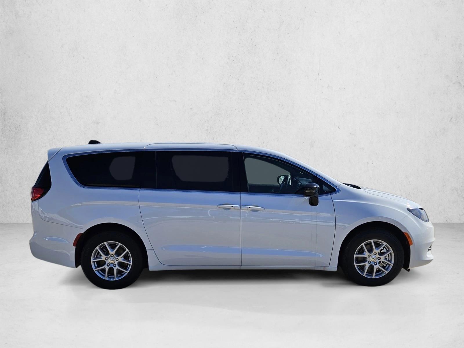 2025 Chrysler Voyager LX photo 4