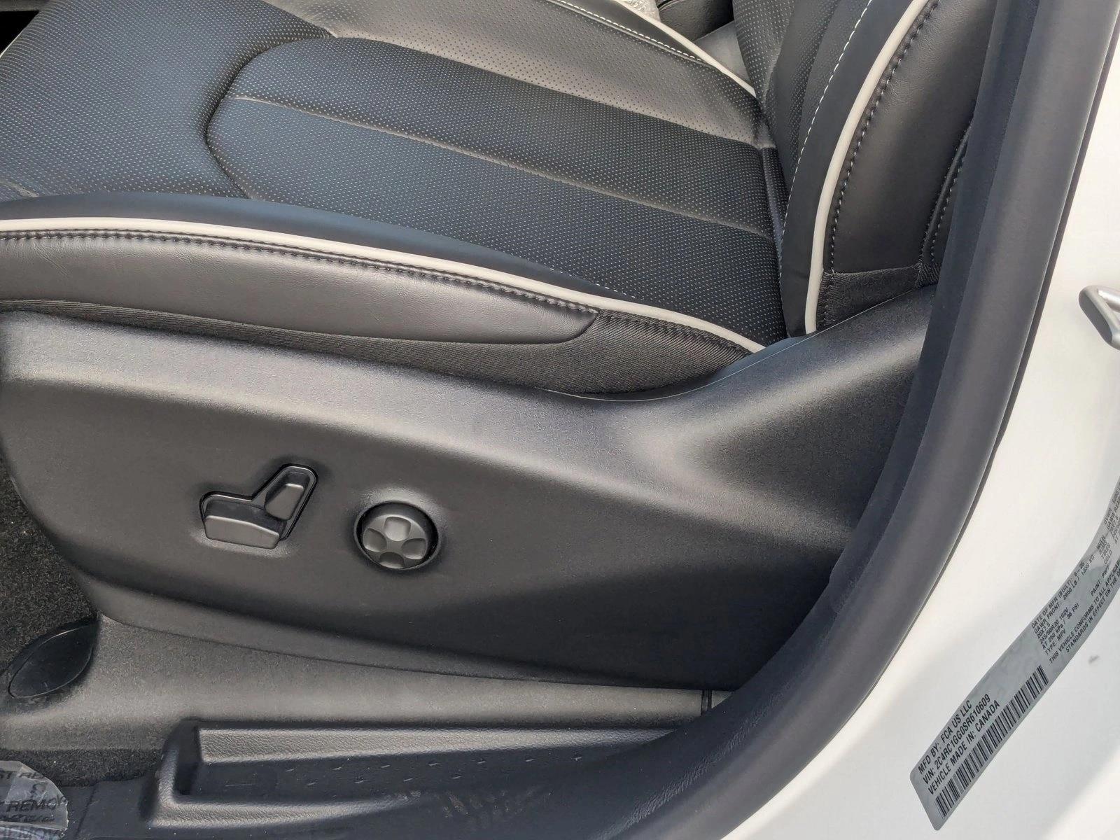 2025 Chrysler Pacifica Limited photo 4