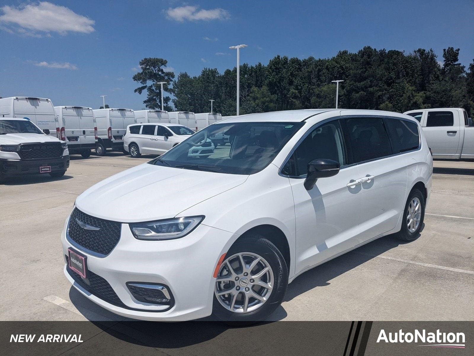 2024 Chrysler Pacifica Touring L's photo