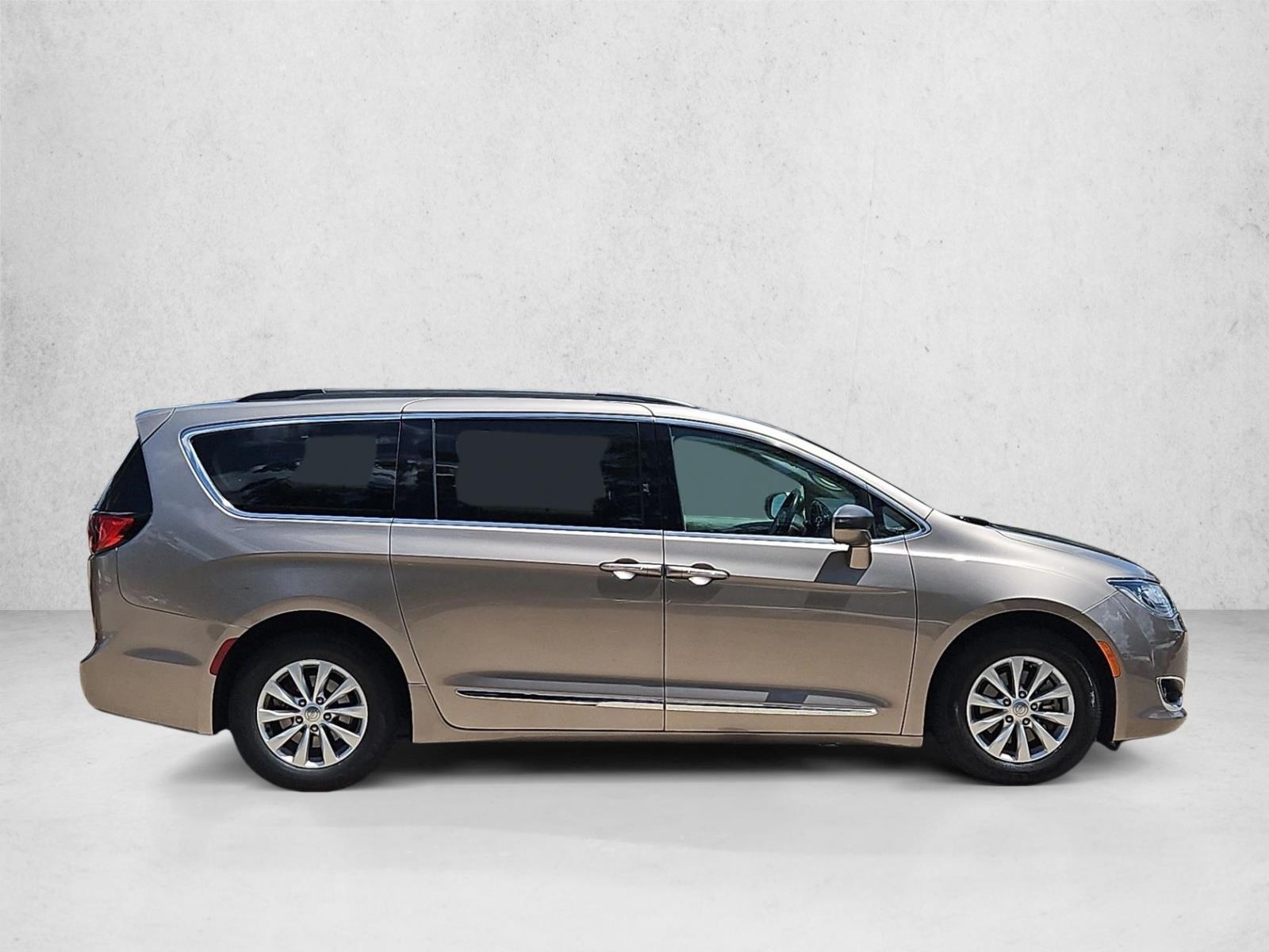 Used 2017 Chrysler Pacifica Touring-L Mini-van Passenger