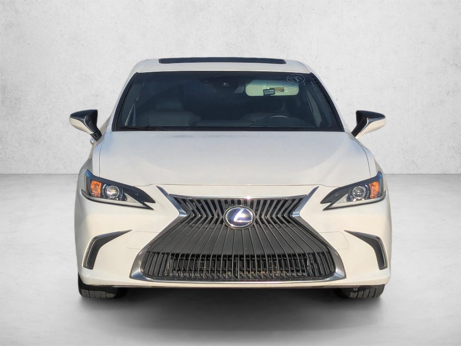 2019 Lexus ES 300h Luxury photo 2