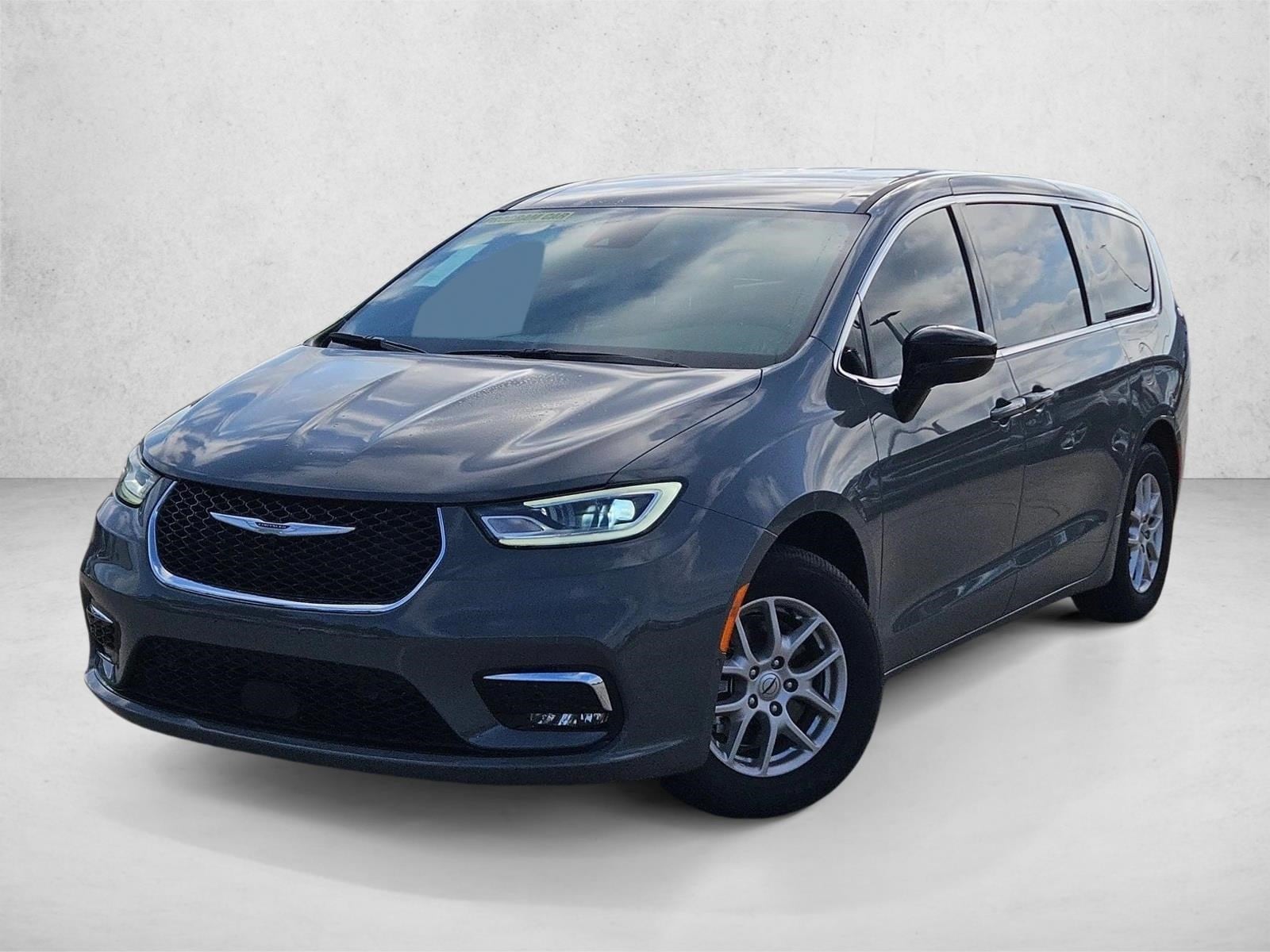 2025 Chrysler Pacifica Select's photo