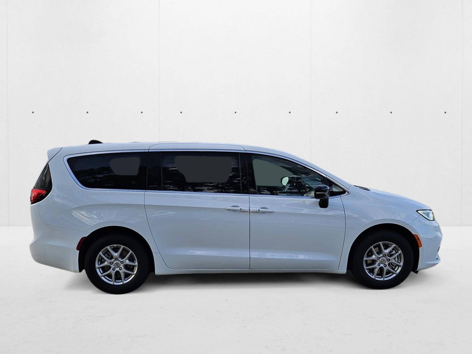 2025 Chrysler Pacifica photo 3