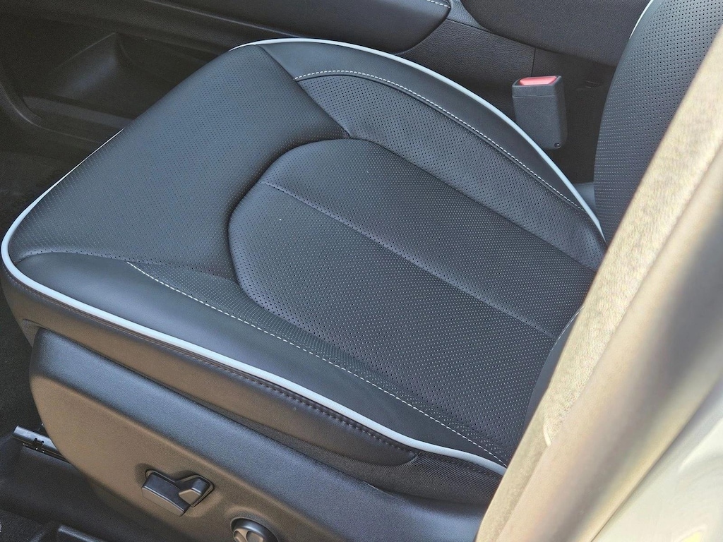 New 2027 Chrysler Pacifica Limited Van Passenger Van