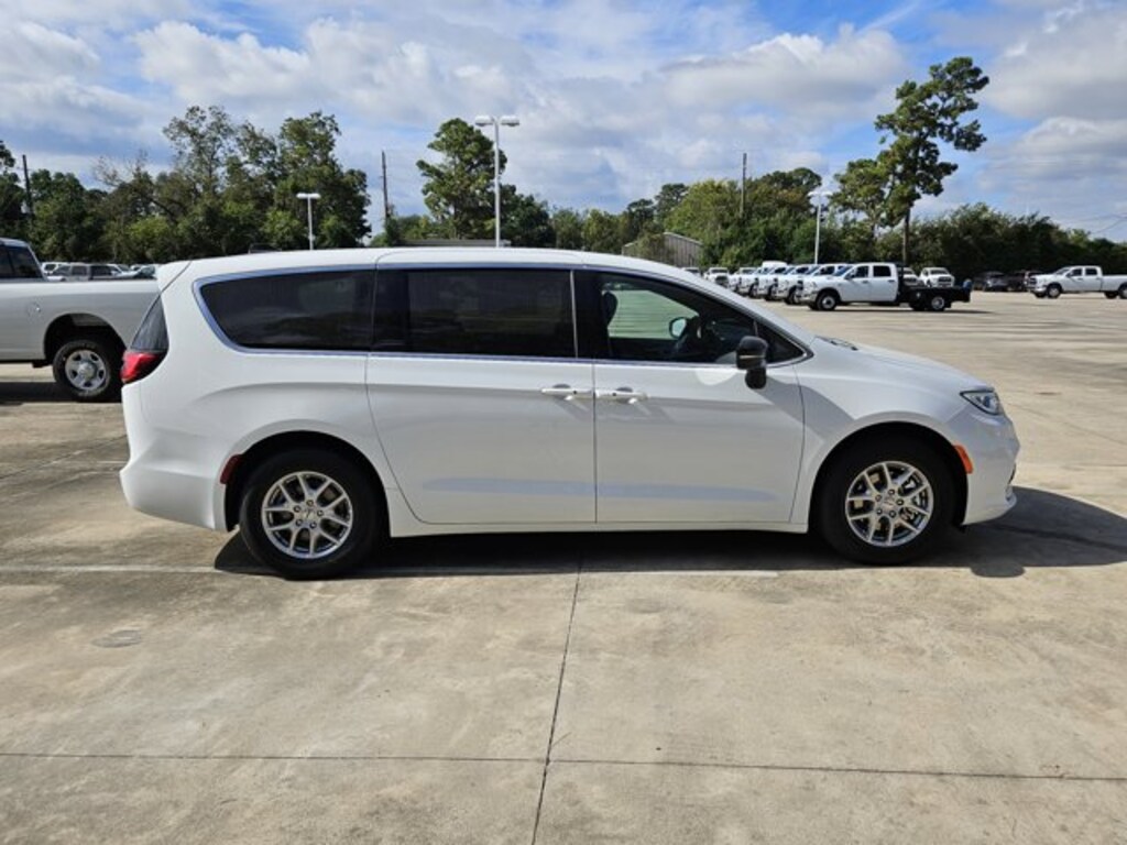 New 2025 Chrysler Pacifica Select Van Passenger Van