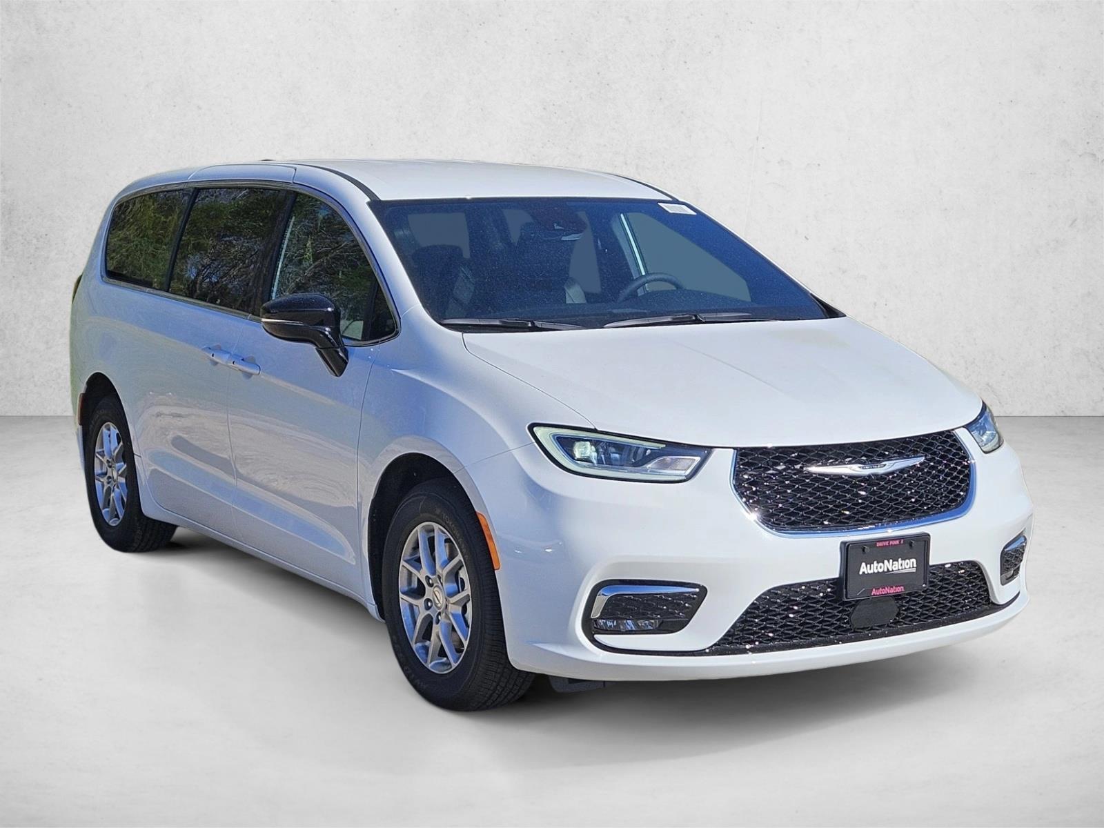 2025 Chrysler Pacifica photo 3