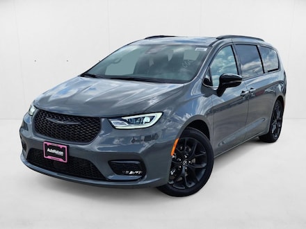 2025 Chrysler Pacifica Limited Van Passenger Van