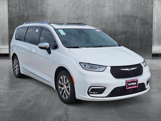 2025 Chrysler Pacifica Pinnacle photo 3