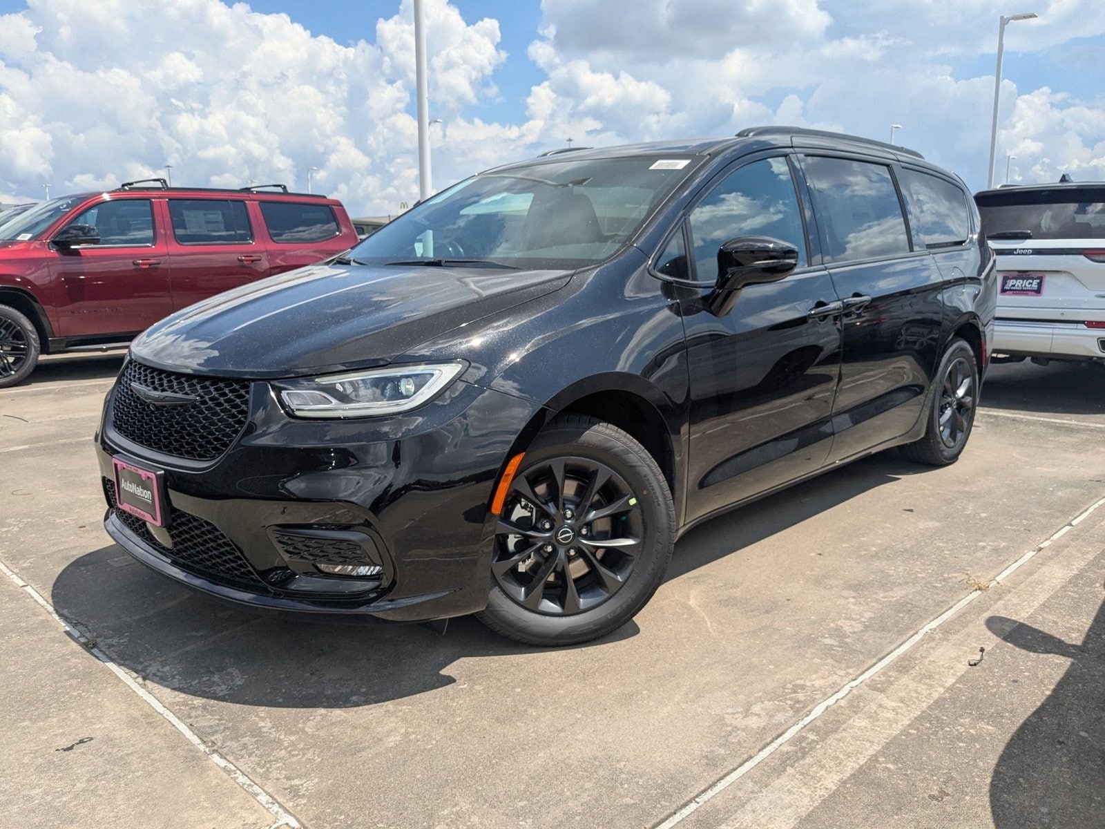 2025 Chrysler Pacifica Select's photo