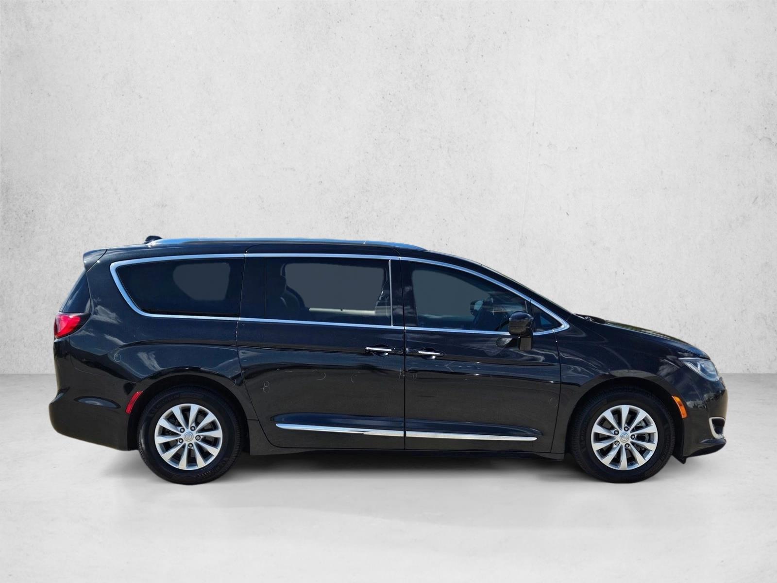 2018 Chrysler Pacifica Touring L photo 4