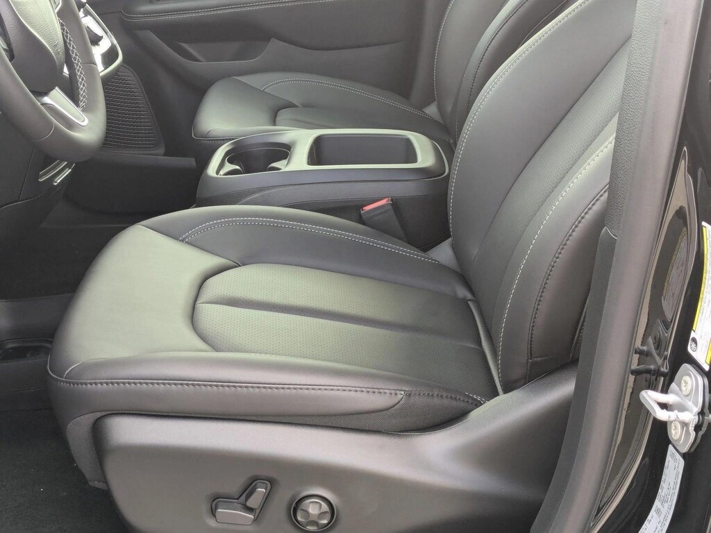New 2026 Chrysler Pacifica Select Van Passenger Van