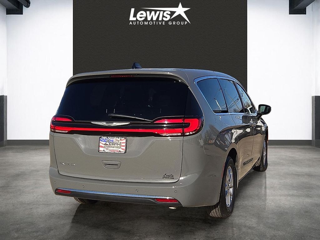 Used 2025 Chrysler Pacifica Select Van Passenger Van