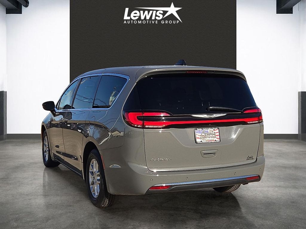 Used 2025 Chrysler Pacifica Select Van Passenger Van