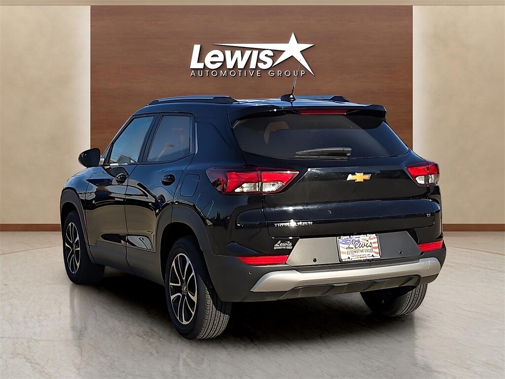 2024 Chevrolet Trailblazer LT photo 2