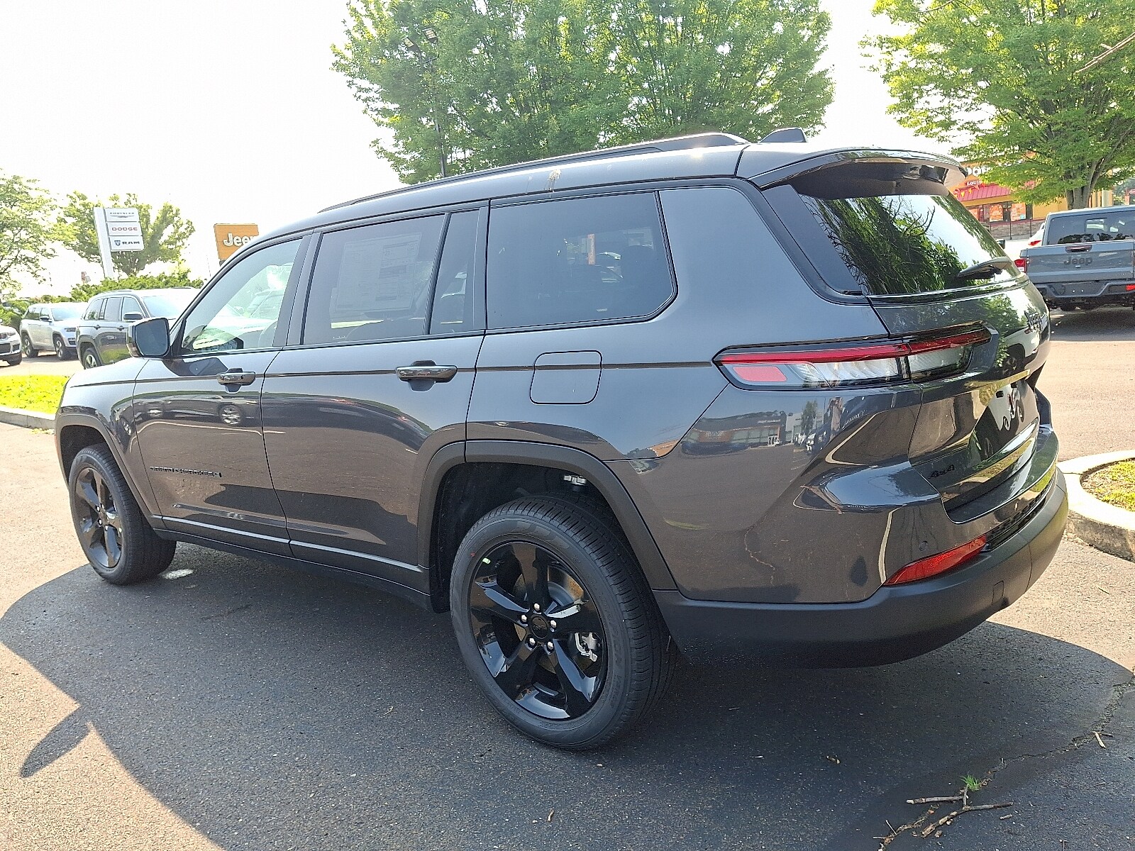 2025 Jeep Grand Cherokee Limited photo 3