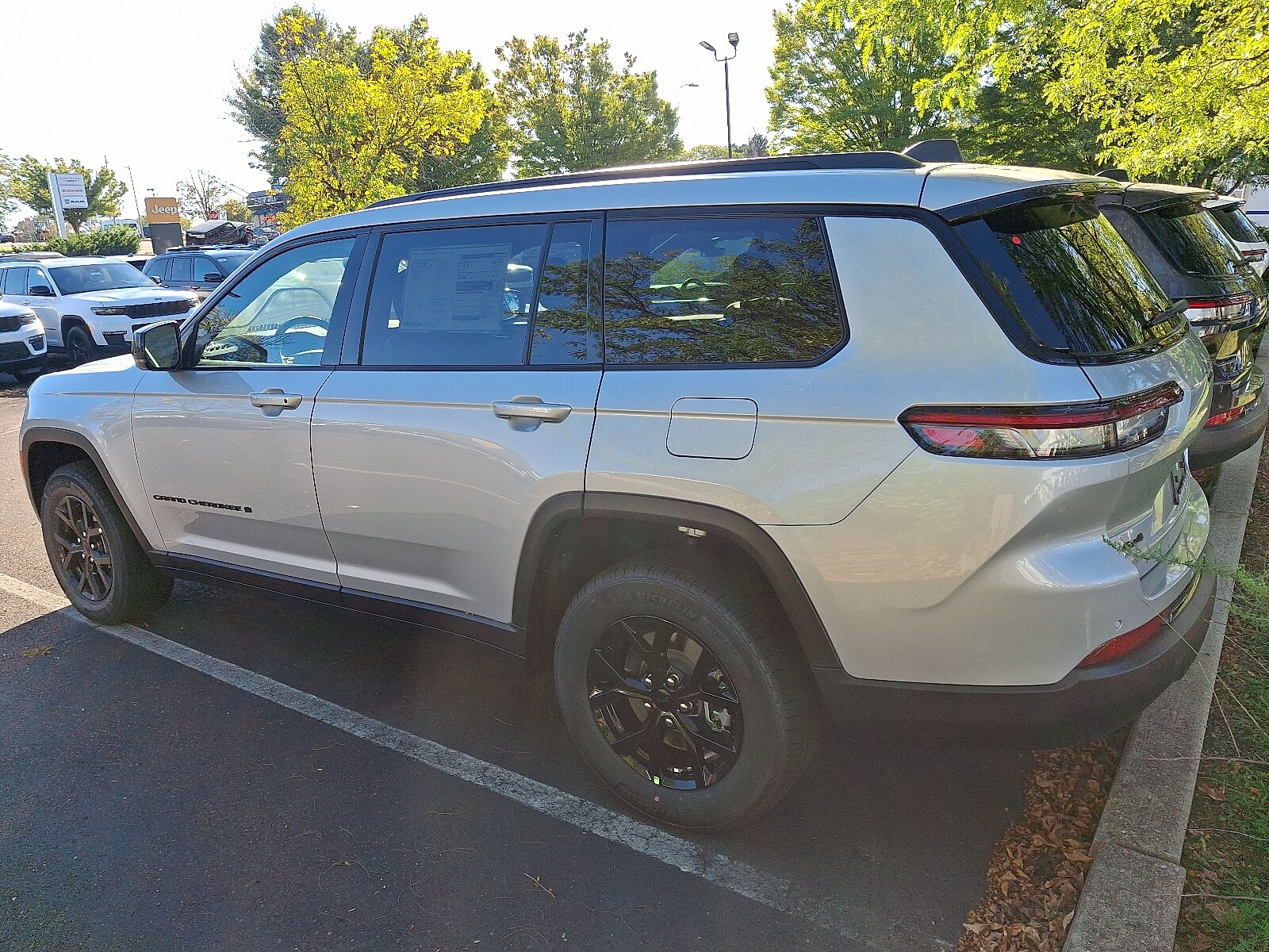 2025 Jeep Grand Cherokee Altitude photo 2