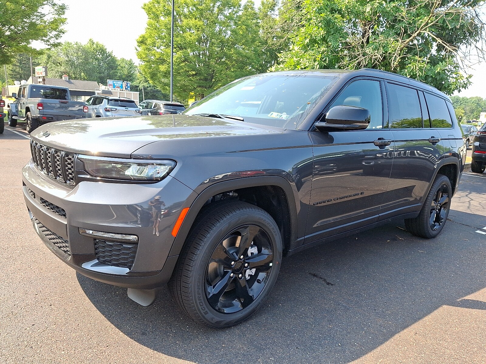 2025 Jeep Grand Cherokee Limited photo 2