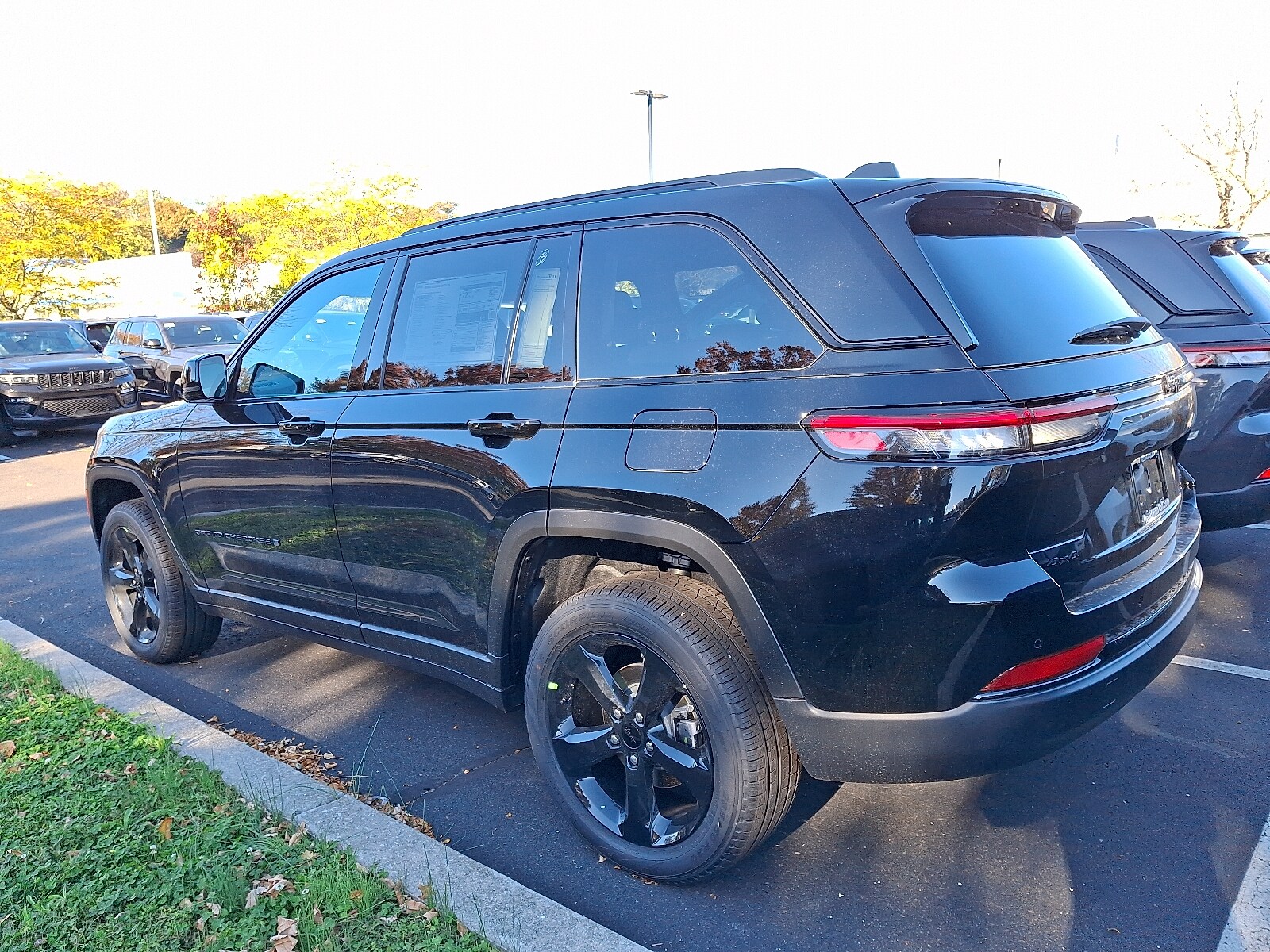 2025 Jeep Grand Cherokee Limited photo 3