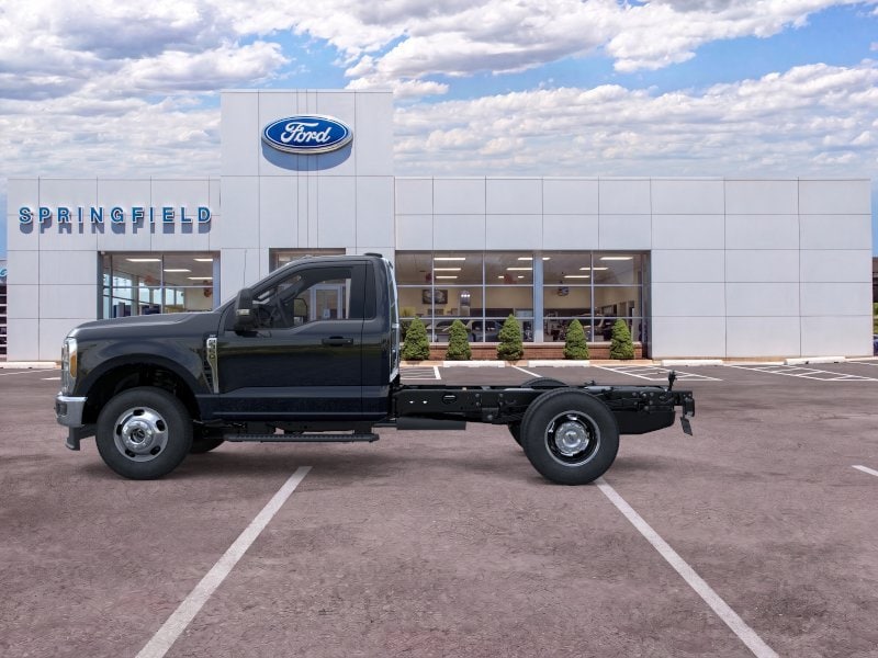 2025 Ford F-350 Super Duty Chassis Cab XLT - Photo 3