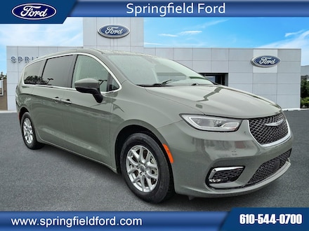 Used 2023 Chrysler Pacifica Touring L Minivan/Van for Sale near Philadelphia, PA
