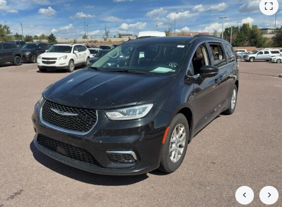 2022 Chrysler Pacifica Touring L photo 2