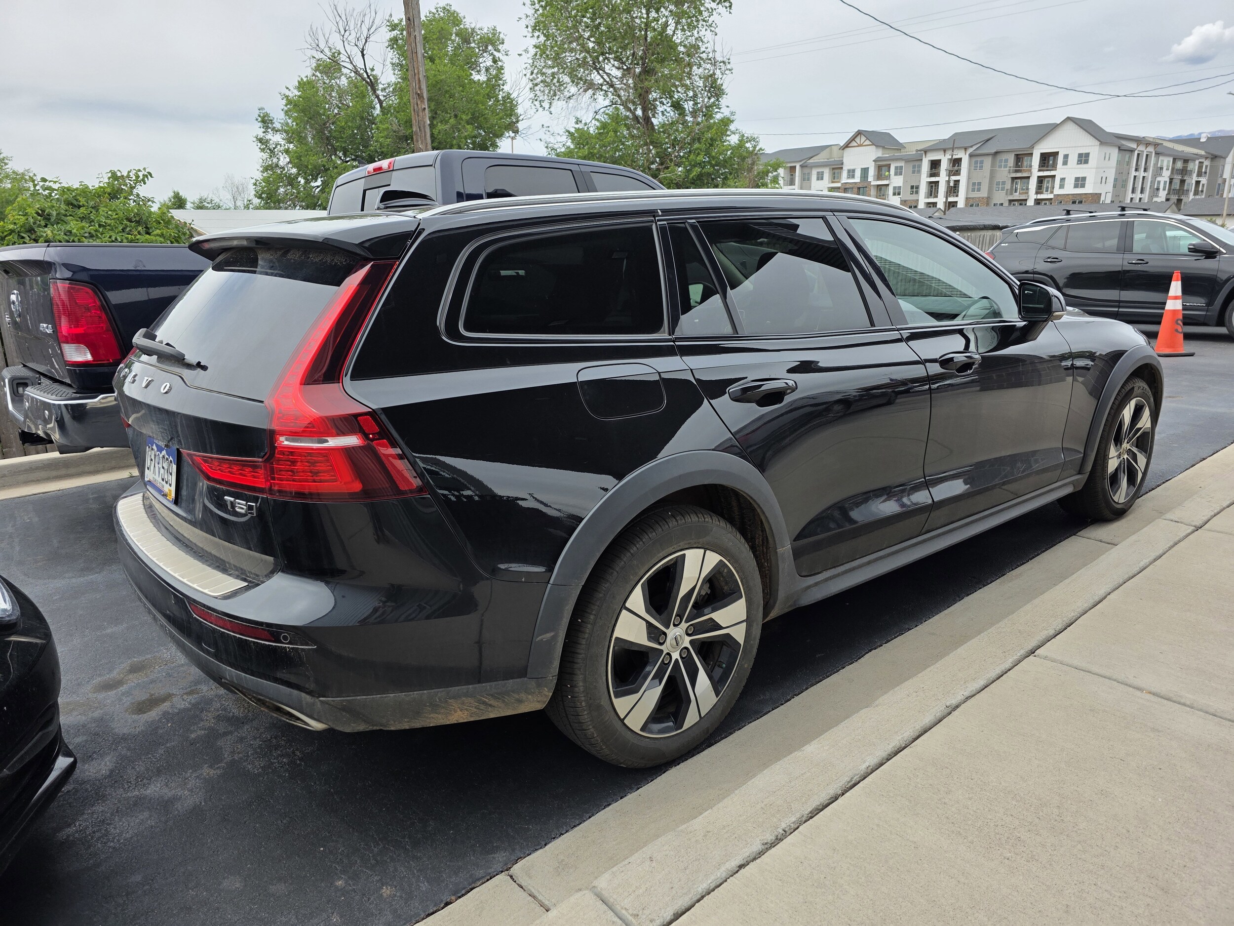 2020 Volvo V60 Cross Country photo 3