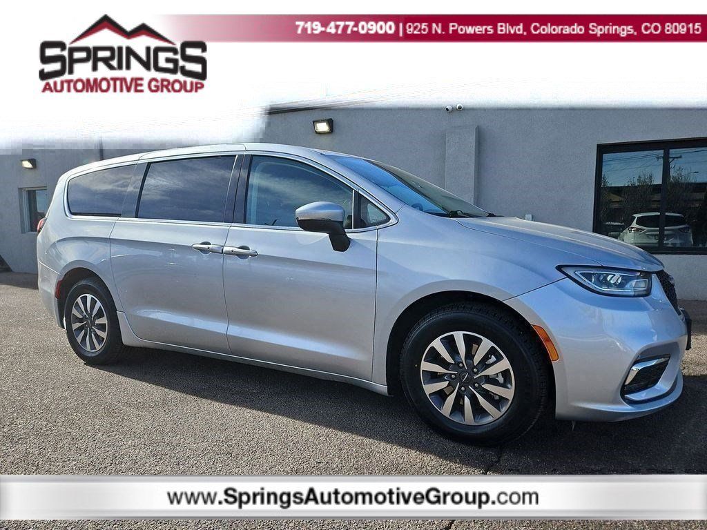 2023 Chrysler Pacifica Hybrid Touring L's photo