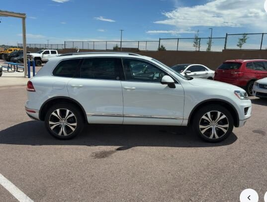 2017 Volkswagen Touareg Wolfsburg Edition photo 3