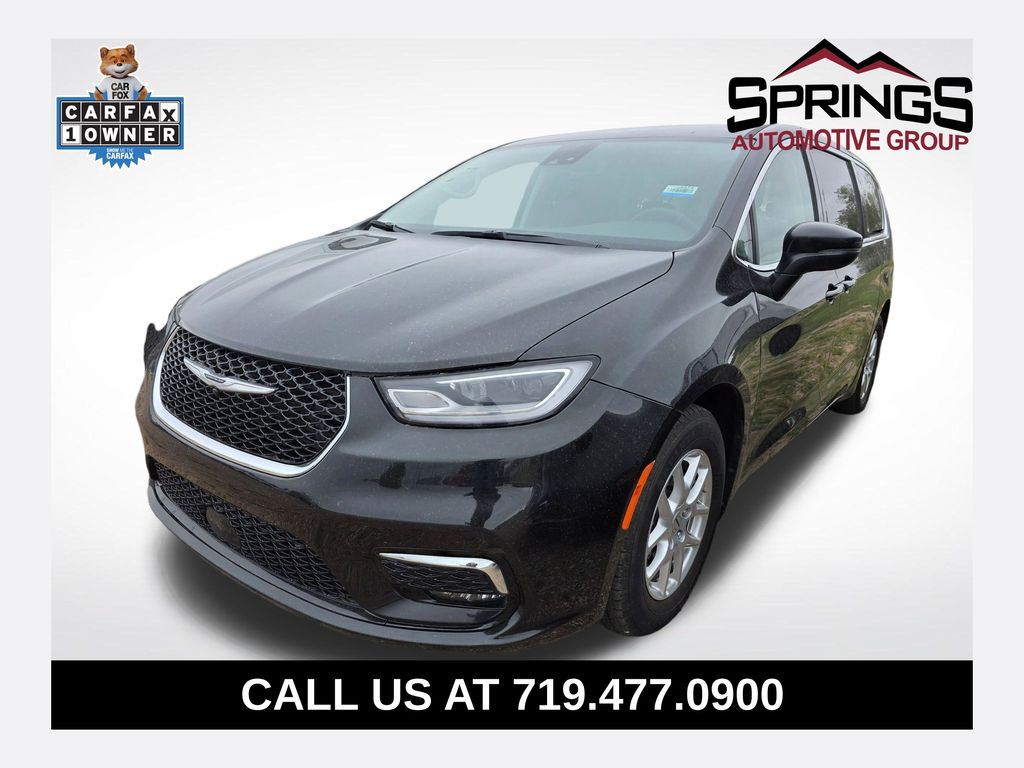 2023 Chrysler Pacifica Touring L's photo