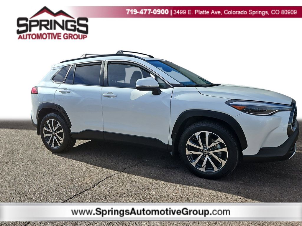 2024 Toyota Corolla Cross XLE's photo