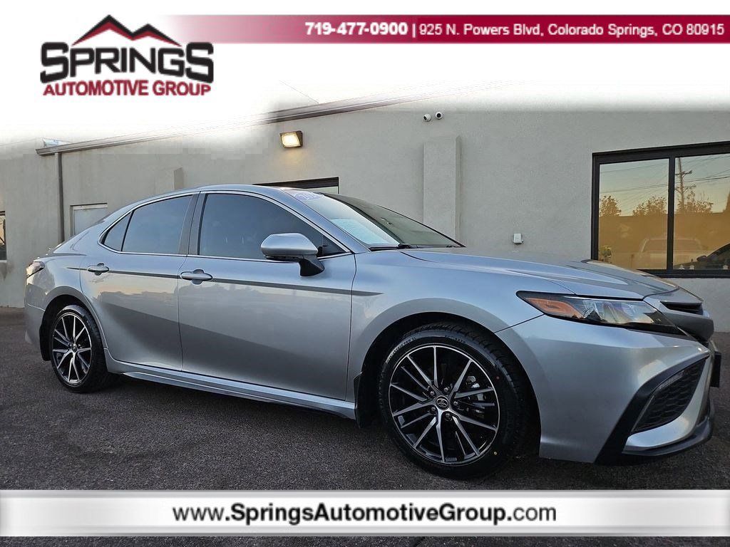 2024 Toyota Camry SE's photo