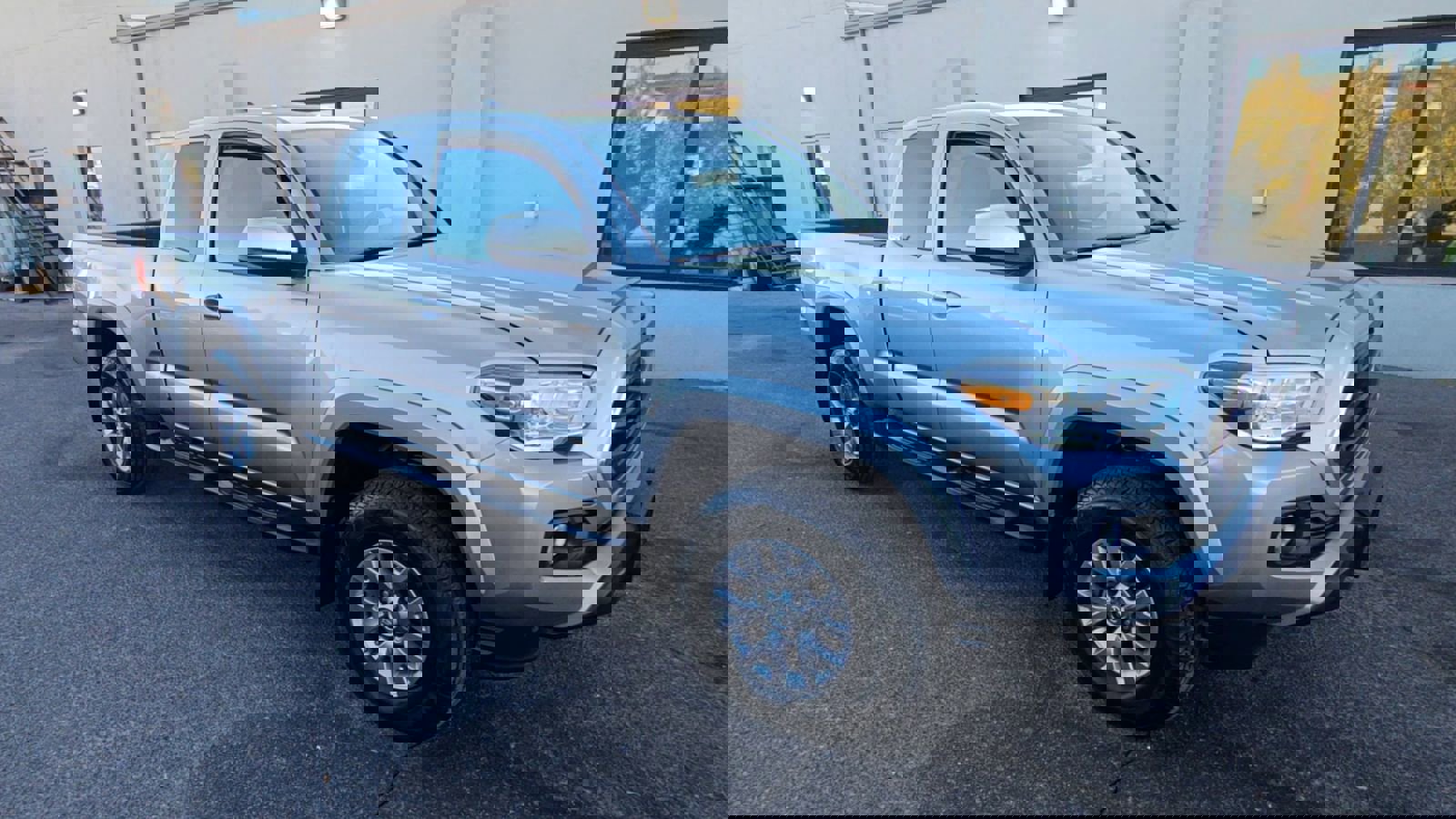 2018 Toyota Tacoma SR5 TRD Sport photo 2