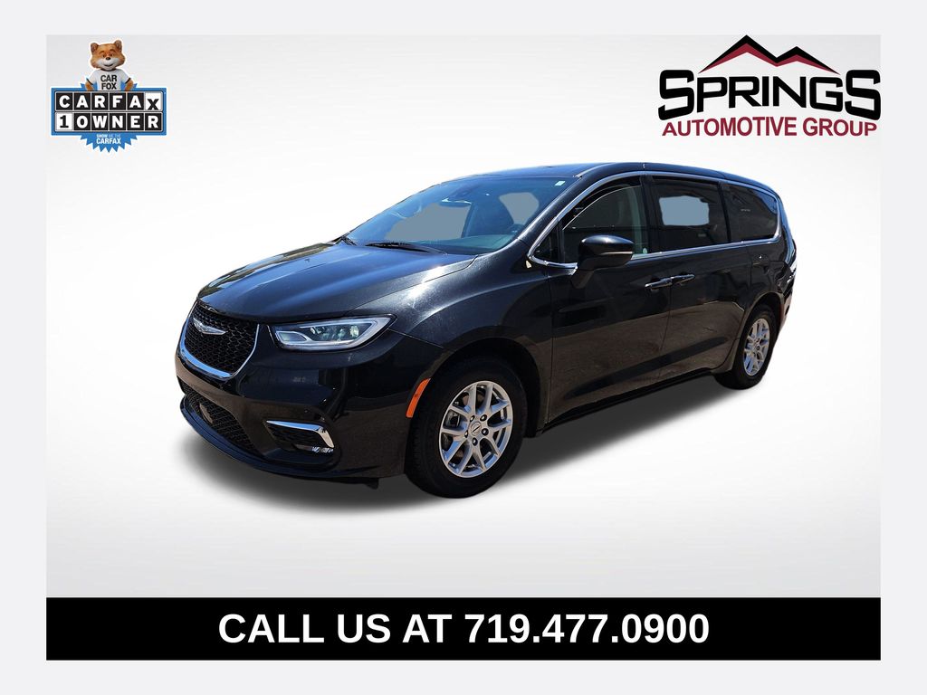 2023 Chrysler Pacifica Touring L's photo