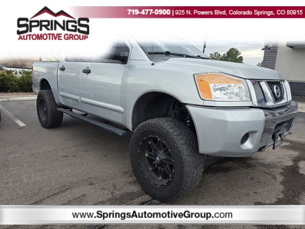 2010 Nissan Titan SE's photo