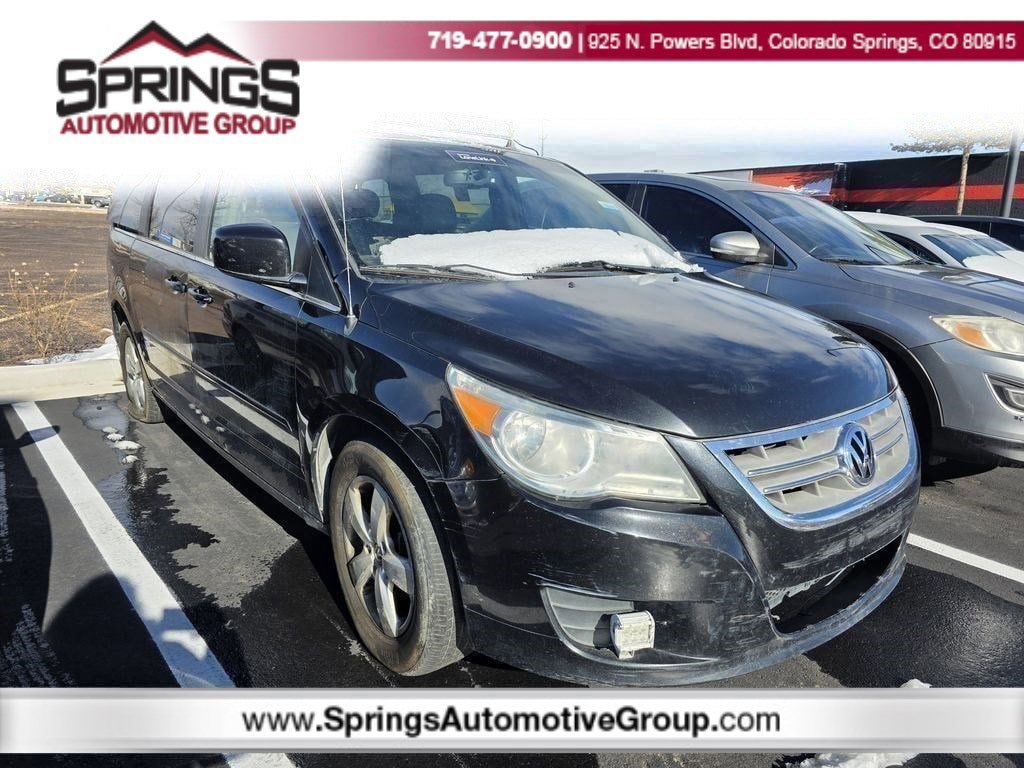 2011 Volkswagen Routan SE's photo