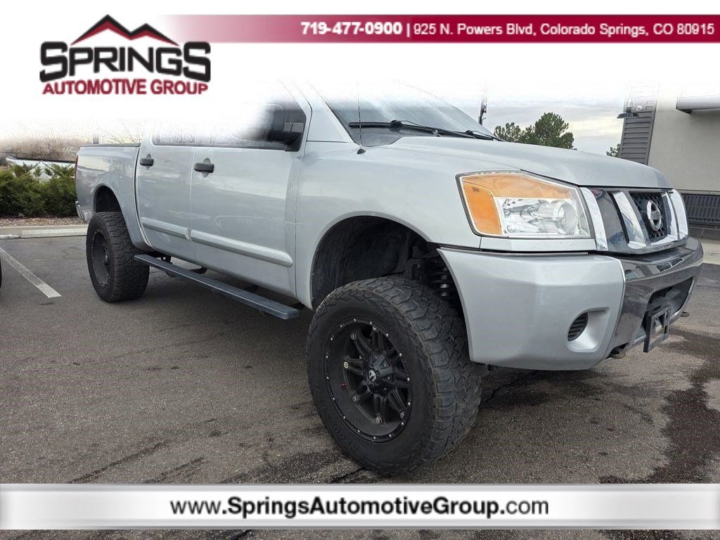 2010 Nissan Titan SE's photo