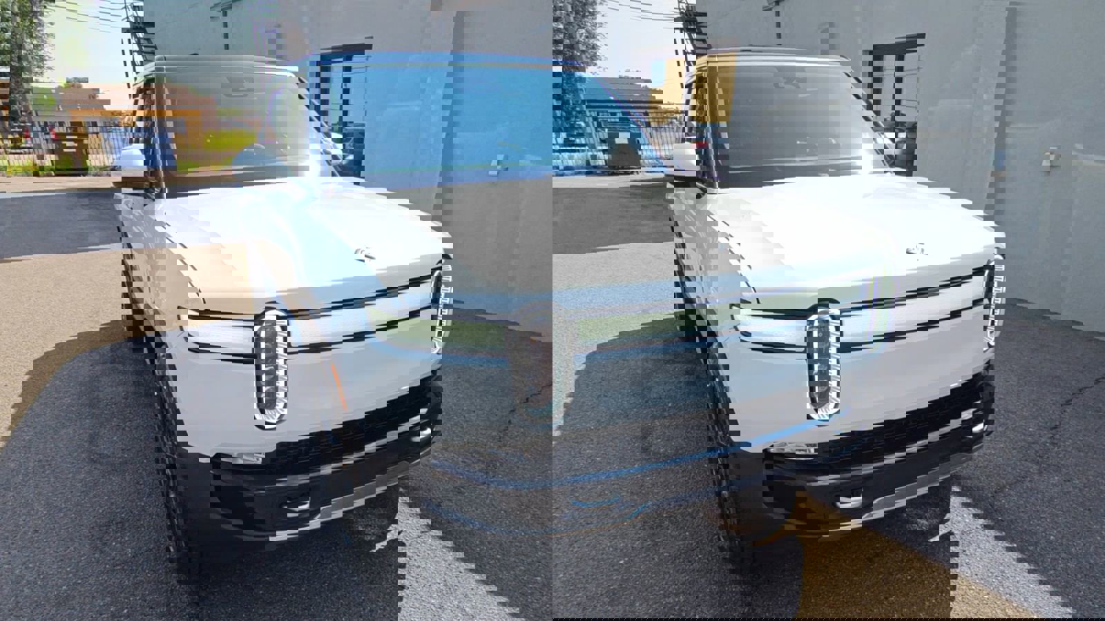 2024 Rivian R1S Adventure photo 2