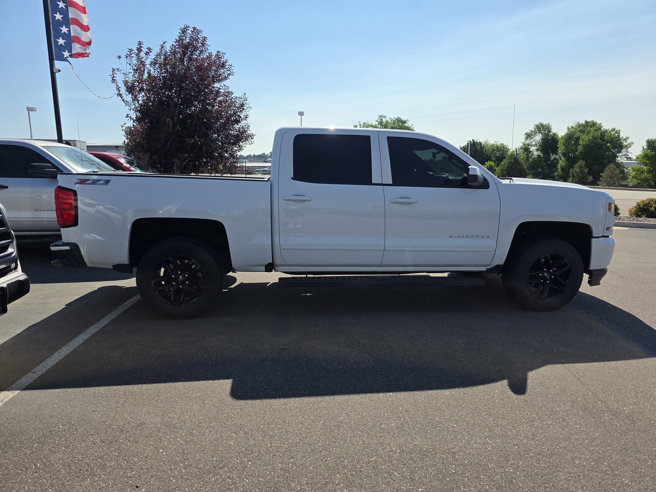 2017 Chevrolet Silverado 1500 LT photo 4