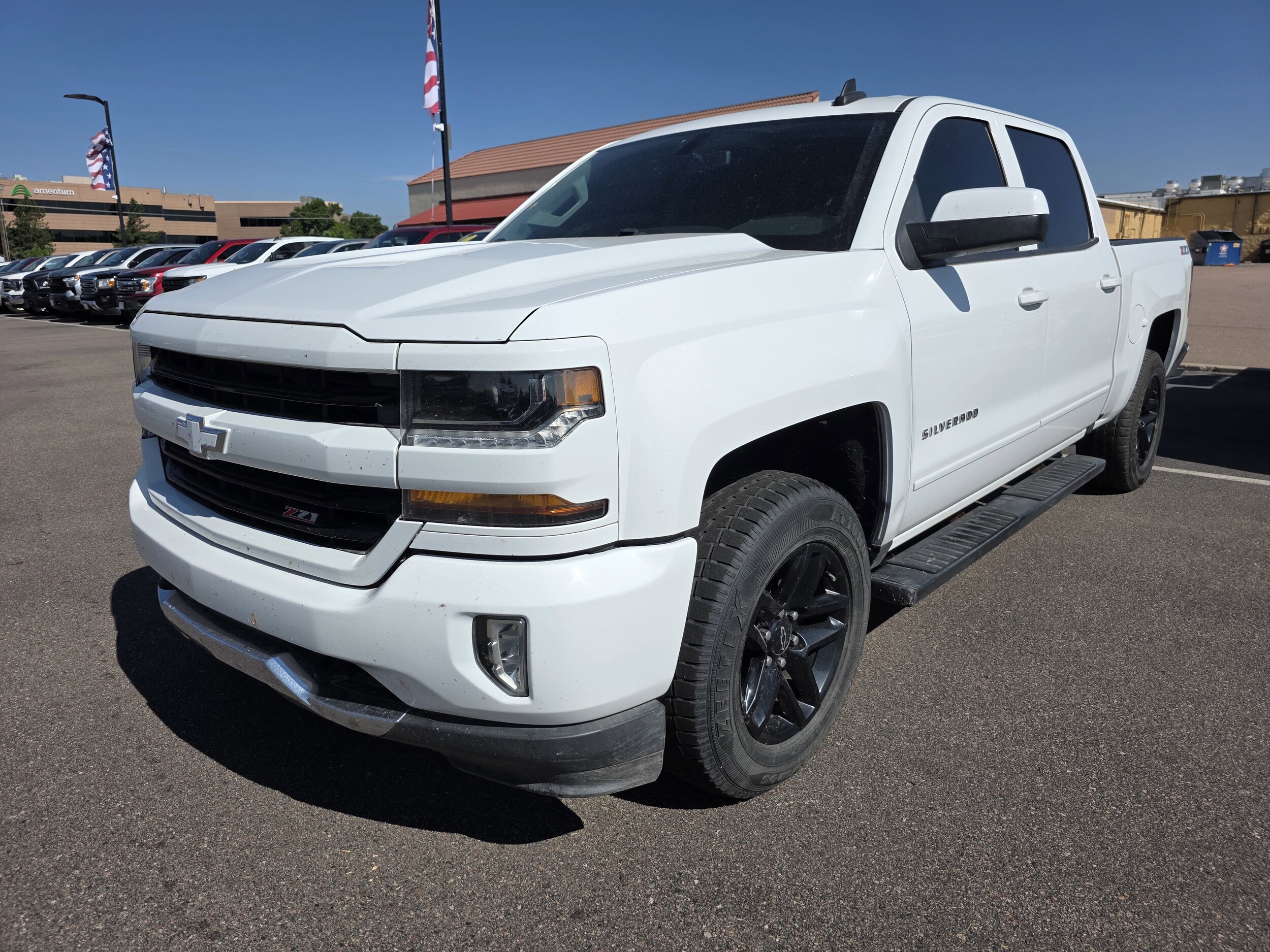 2017 Chevrolet Silverado 1500 LT photo 3