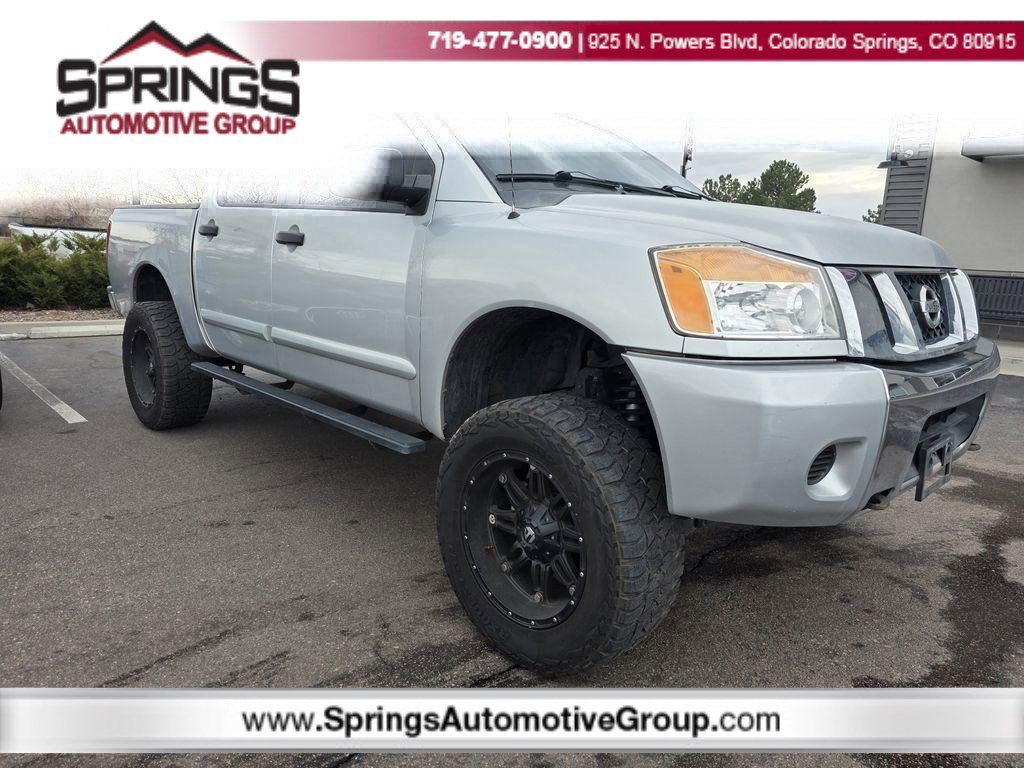 2010 Nissan Titan SE's photo