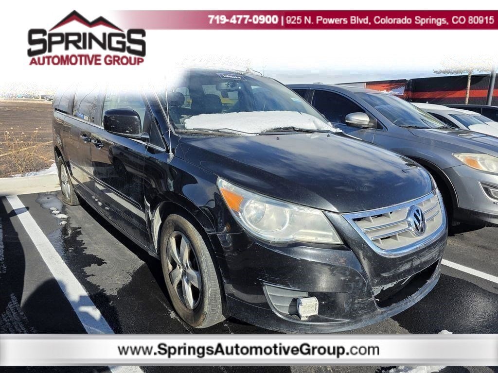 2011 Volkswagen Routan SE's photo