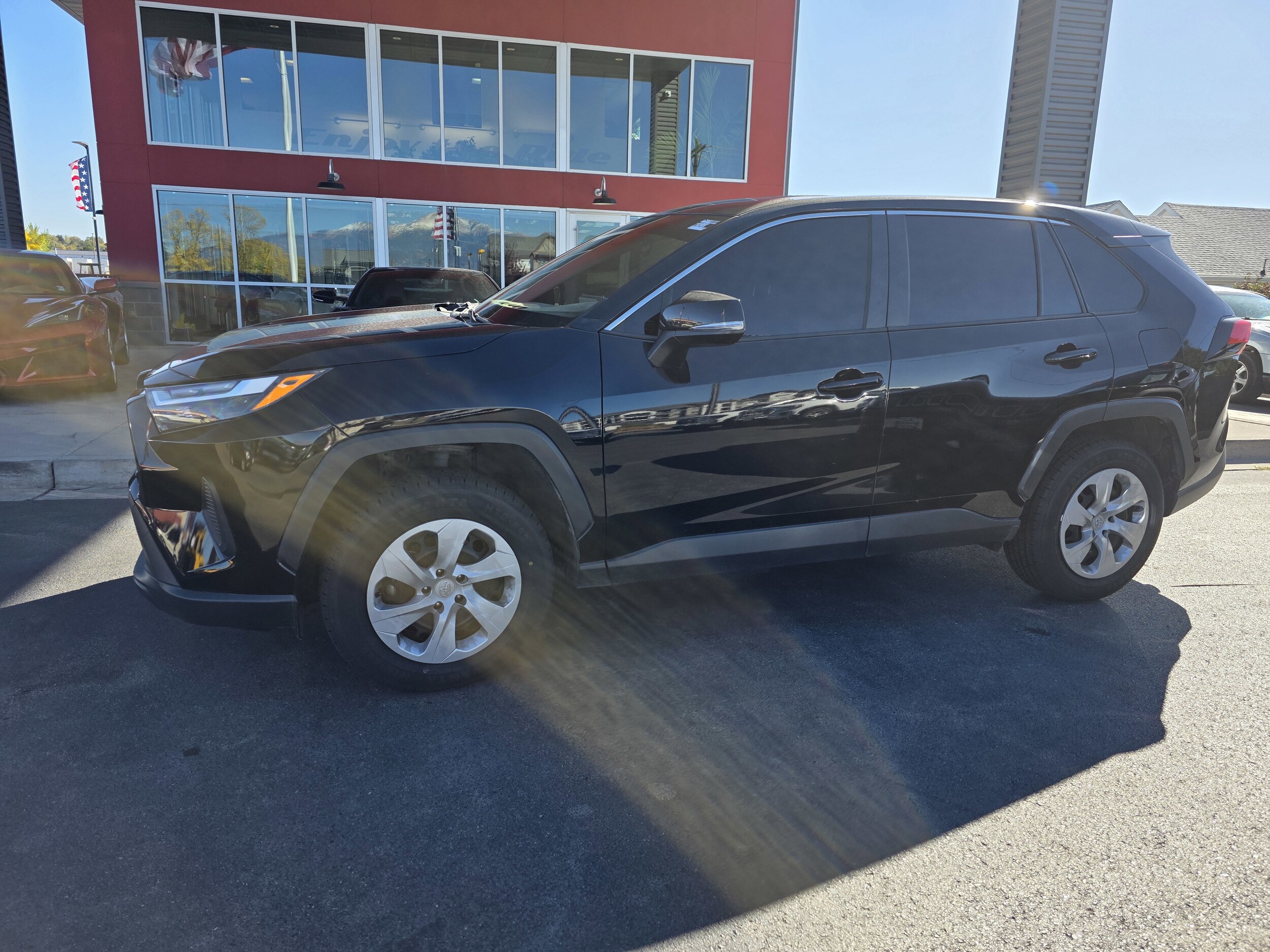 2023 Toyota RAV4 LE photo 3