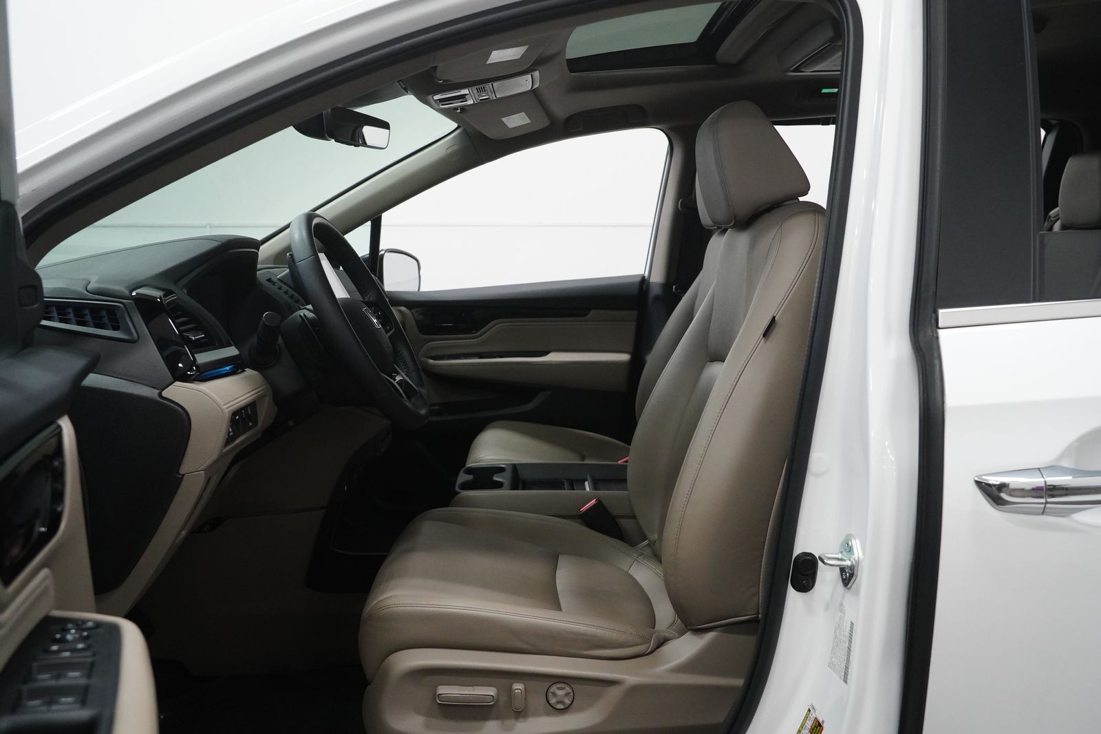 2023 Honda Odyssey Touring photo 2