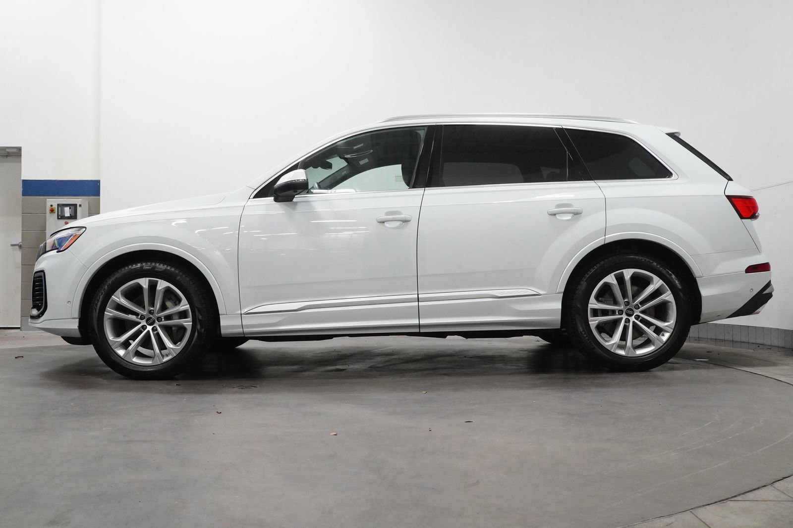 2025 Audi Q7 55 Premium photo 4