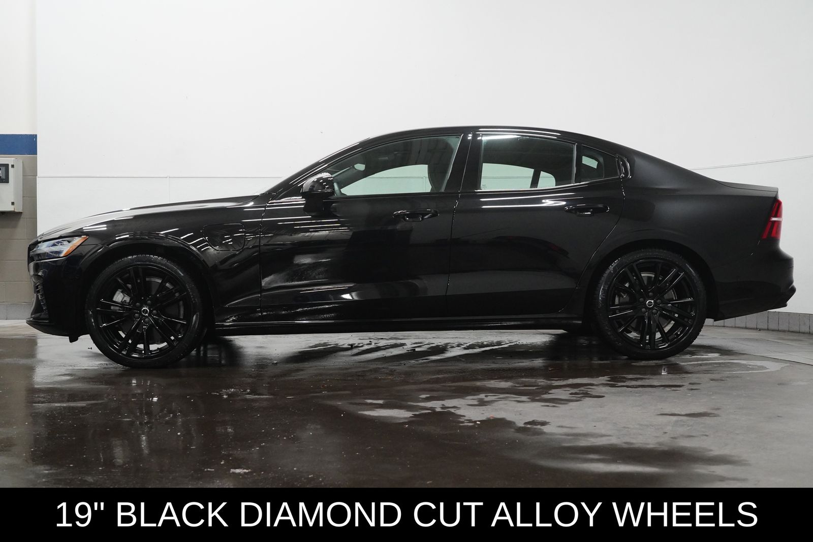 2024 Volvo S60 T8 Plus Black Edition photo 4