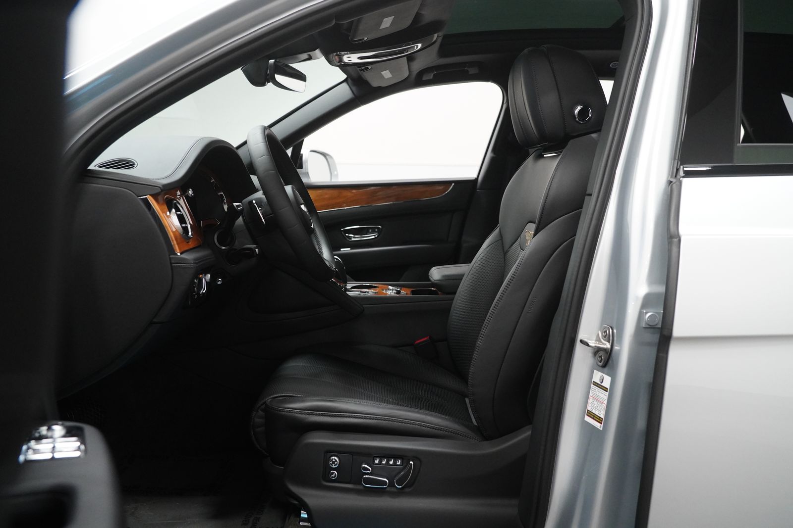 2023 Bentley Bentayga photo 2