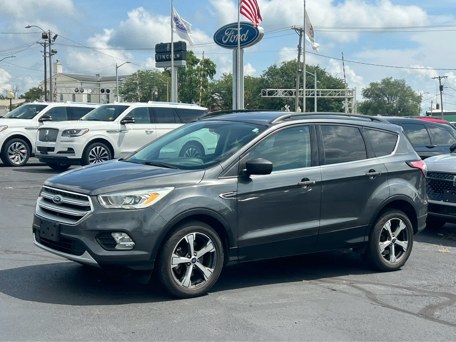 Used 2017 Ford Escape SE with VIN 1FMCU9G9XHUB73647 for sale in Mount Vernon, IL